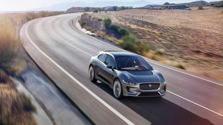 Jaguar presenteert de i-Pace Concept, een voorbode voor een volledig elektrische, sportieve SUV. De prestaties zijn van sportwagenniveau...