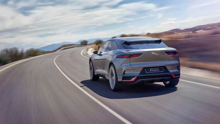 Jaguar presenteert de i-Pace Concept, een voorbode voor een volledig elektrische, sportieve SUV. De prestaties zijn van sportwagenniveau...