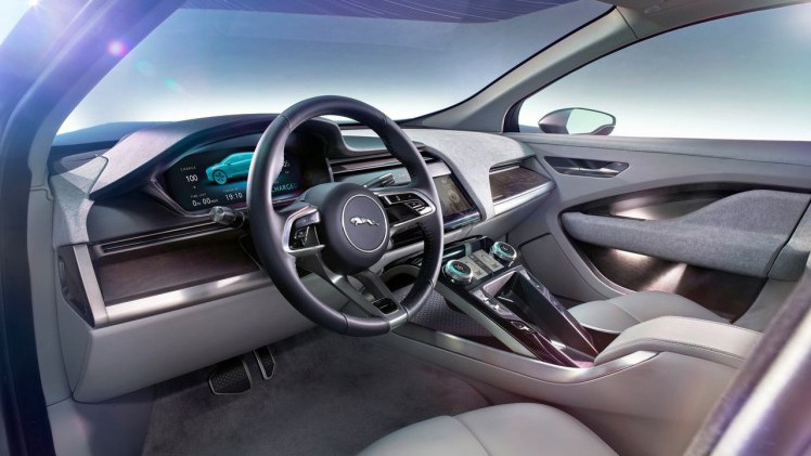 Jaguar presenteert de i-Pace Concept, een voorbode voor een volledig elektrische, sportieve SUV. De prestaties zijn van sportwagenniveau...