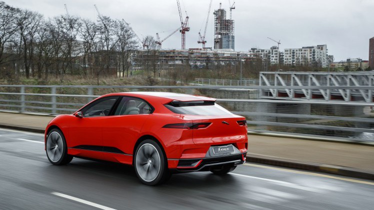 Jaguar presenteert de i-Pace Concept, een voorbode voor een volledig elektrische, sportieve SUV. De prestaties zijn van sportwagenniveau...