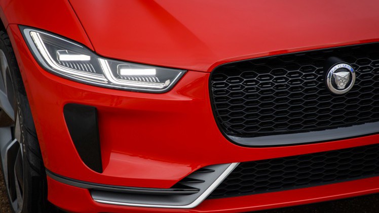 Jaguar presenteert de i-Pace Concept, een voorbode voor een volledig elektrische, sportieve SUV. De prestaties zijn van sportwagenniveau...