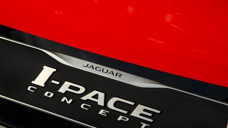 Jaguar presenteert de i-Pace Concept, een voorbode voor een volledig elektrische, sportieve SUV. De prestaties zijn van sportwagenniveau...