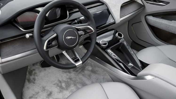 Jaguar presenteert de i-Pace Concept, een voorbode voor een volledig elektrische, sportieve SUV. De prestaties zijn van sportwagenniveau...