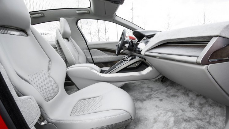 Jaguar presenteert de i-Pace Concept, een voorbode voor een volledig elektrische, sportieve SUV. De prestaties zijn van sportwagenniveau...
