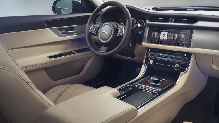 Jaguar komt in het najaar met de nieuwe generatie XF Sportbrake, een langgerekt ogende, sierlijn gelijnde stationwagon.