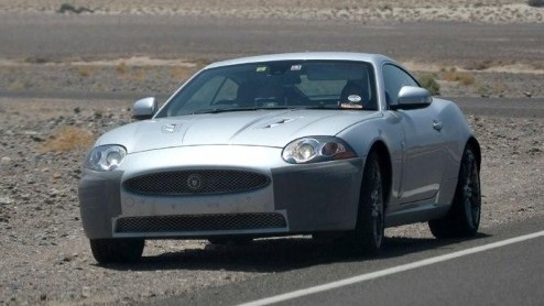 De XK was het eerste model uit de Jaguar-stallen die korte metten maakte met louter klassieke belijning en charming interieur. Sportiviteit rukte op, een geslaagde zet die we bij de nieuwe XF ook zien
