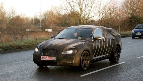 Jaguar is druk bezig met de ontwikkeling van de opvolger voor de S-Type. En dat is nodig ook natuurlijk. Het huidige model gaat al te lang mee.