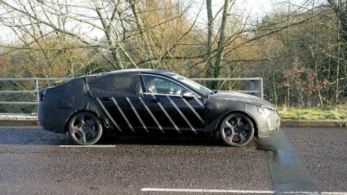 Onze spionnen kwamen zomaar dit prototype van Jaguar tegen op de bekende Nrburgring. Ze aarzelden niet en legden hem gelijk vast met de videocamera.