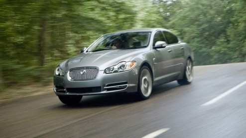 Jaguar zet het succes van de XF kracht bij door met extra potente diesels op de proppen te komen. Deze Brit gaat dan door het leven als XF Diesel en Diesel S, met een respectievelijk 240 en 275 pk ste