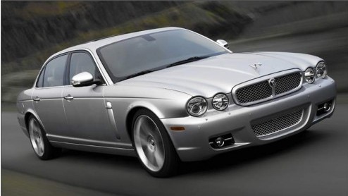 Ik zal maar gelijk met de deur in huis vallen, de Jaguar XJ op de fotos is niet door een foute Duitse tuner onder handen genomen. Jaguar heeft het zelf gedaan. Echt waar.