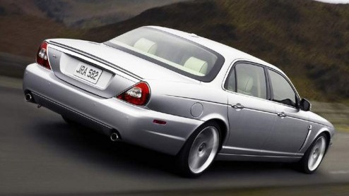 Ik zal maar gelijk met de deur in huis vallen, de Jaguar XJ op de fotos is niet door een foute Duitse tuner onder handen genomen. Jaguar heeft het zelf gedaan. Echt waar.