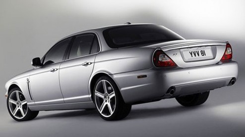 Ik zal maar gelijk met de deur in huis vallen, de Jaguar XJ op de fotos is niet door een foute Duitse tuner onder handen genomen. Jaguar heeft het zelf gedaan. Echt waar.