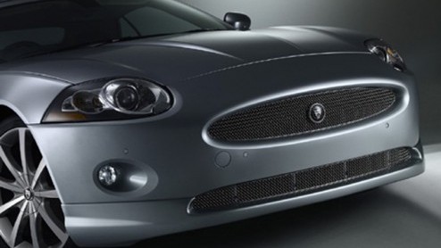 Er schijnen mensen te zijn op deze wereld die het uiterlijk van de Jaguar XK niet helemaal je dat vinden. Jaguar heeft speciaal voor die mensen een pakket wat op de XK gemonteerd wil worden.