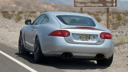 De XK was het eerste model uit de Jaguar-stallen die korte metten maakte met louter klassieke belijning en charming interieur. Sportiviteit rukte op, een geslaagde zet die we bij de nieuwe XF ook zien