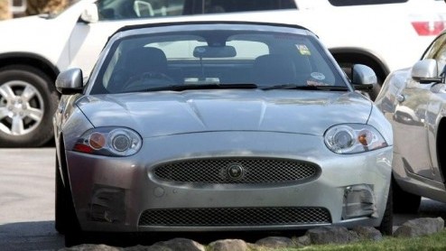 De XK was het eerste model uit de Jaguar-stallen die korte metten maakte met louter klassieke belijning en charming interieur. Sportiviteit rukte op, een geslaagde zet die we bij de nieuwe XF ook zien