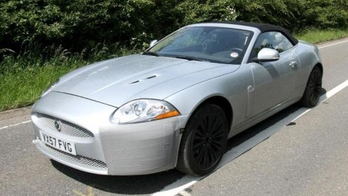 De Jaguar XK krijgt een verjongingskuur! Hoewel we pas in oktober officieel kennis kunnen maken, werd de sportieve luxe-Brit al in een vernieuwde jas gespot tijdens testwerk in Engeland.