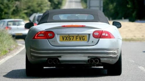 De Jaguar XK krijgt een verjongingskuur! Hoewel we pas in oktober officieel kennis kunnen maken, werd de sportieve luxe-Brit al in een vernieuwde jas gespot tijdens testwerk in Engeland.