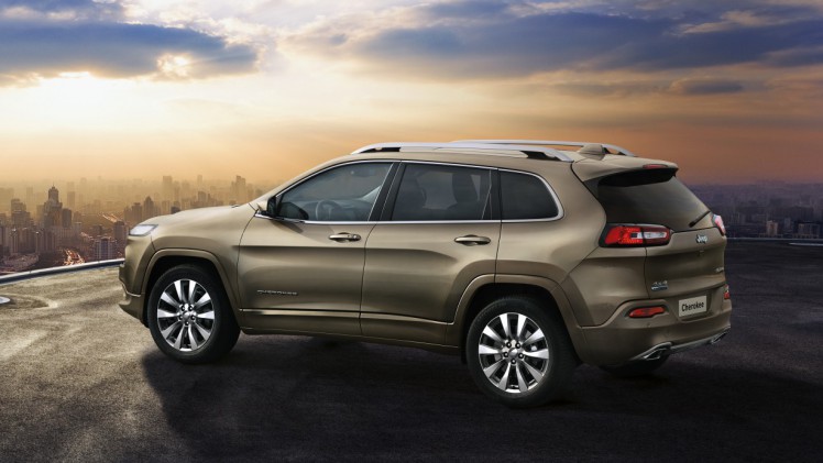 Jeep Cherokee Overland full-options uitgerust en voorzien van de nieuwe 200 pk sterke 2.2 MultiJet diesell.