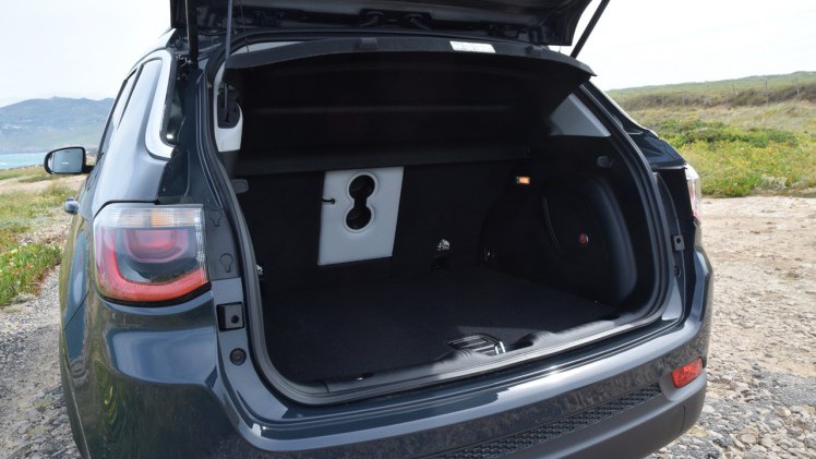 Jeep zet de nieuwe Compass iets boven de Renegade in het programma, zowel qua afmetingen als qua prijs.
