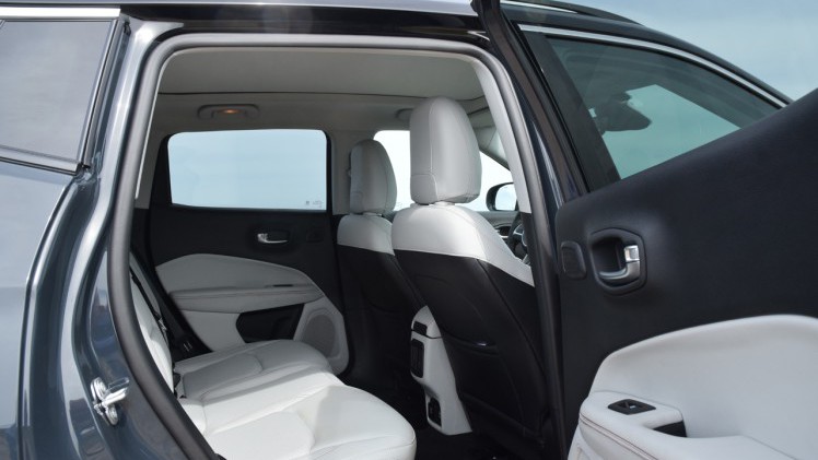 Jeep zet de nieuwe Compass iets boven de Renegade in het programma, zowel qua afmetingen als qua prijs.