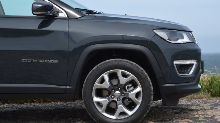 Jeep zet de nieuwe Compass iets boven de Renegade in het programma, zowel qua afmetingen als qua prijs.