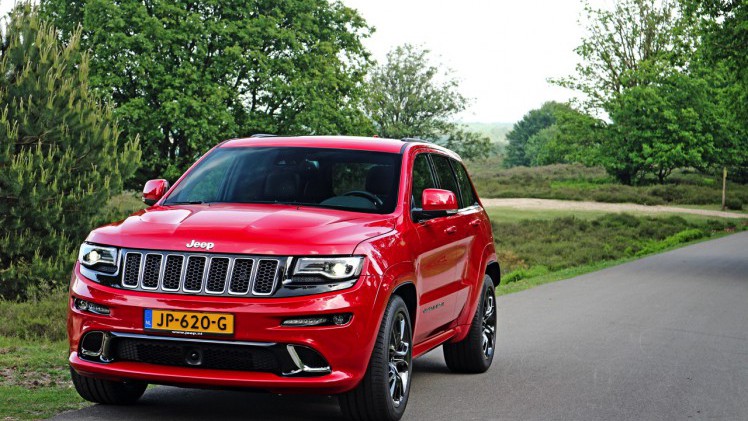 Autotest Jeep Grand Cherokee SRT8, de krachtige eye-catcher van Jeep waarmee je in de SUV-wereld een lekker statement maakt.