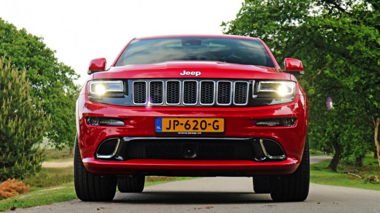 Autotest Jeep Grand Cherokee SRT8, de krachtige eye-catcher van Jeep waarmee je in de SUV-wereld een lekker statement maakt.
