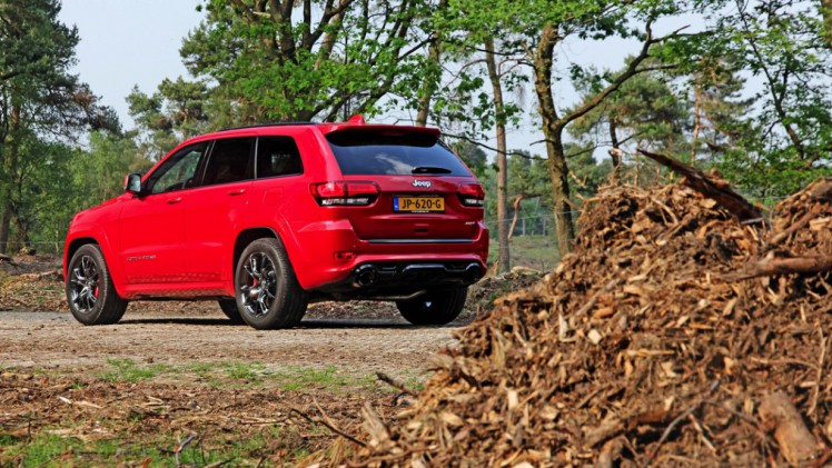 Autotest Jeep Grand Cherokee SRT8, de krachtige eye-catcher van Jeep waarmee je in de SUV-wereld een lekker statement maakt.