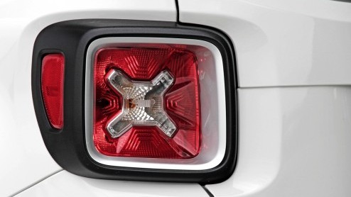 Autotest Jeep Renegade. Gereden met de Jeep Renegade 2.0 Multijet AWD, de kleine maar stoere alleskunner van Jeep.