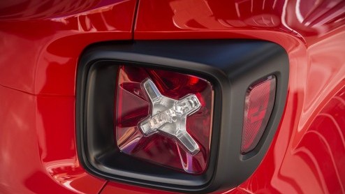 Jeep Renegade 2015 onthuld op de Autosalon van Genve. Compacte Jeep met twee- of vierwielaandrijving en diverse (turbo)benzine- en dieselmotoren.