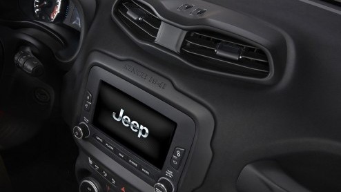 Jeep Renegade 2015 onthuld op de Autosalon van Genve. Compacte Jeep met twee- of vierwielaandrijving en diverse (turbo)benzine- en dieselmotoren.