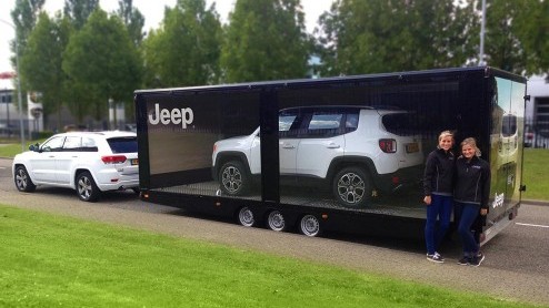 Vanaf november arriveert de Jeep Renegade pas officieel bij de dealers, maar Jeep gaat nu al het land door met een speciale trailer onder het mom van de Renegade Summer Tour.