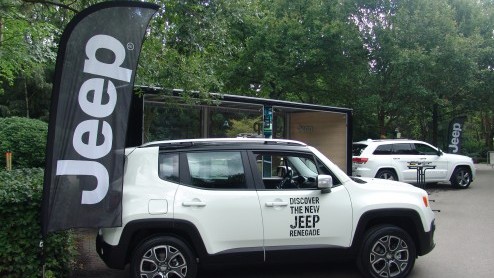 Vanaf november arriveert de Jeep Renegade pas officieel bij de dealers, maar Jeep gaat nu al het land door met een speciale trailer onder het mom van de Renegade Summer Tour.