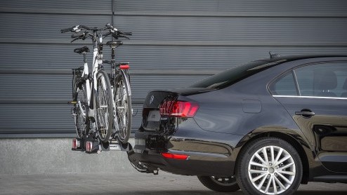 Volkswagen heeft speciaal voor fietsend Nederland een fietsdraagoplossing ontwikkeld voor de Jetta Hybrid. De hybride sedan mag namelijk geen aanhanger trekken.