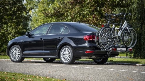 Volkswagen heeft speciaal voor fietsend Nederland een fietsdraagoplossing ontwikkeld voor de Jetta Hybrid. De hybride sedan mag namelijk geen aanhanger trekken.