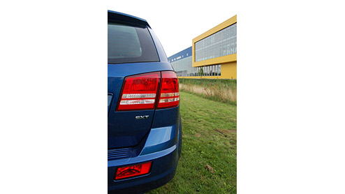 Huisvaders opgelet! Een MPV te suf en een SUV over de top? Meet the Dodge Journey CRD, een stoere verschijning die zowel op praktisch vlak als uiterlijke vertoning er mag wezen, en bovendien best beta