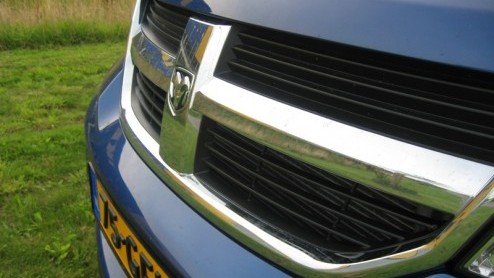 Huisvaders opgelet! Een MPV te suf en een SUV over de top? Meet the Dodge Journey CRD, een stoere verschijning die zowel op praktisch vlak als uiterlijke vertoning er mag wezen, en bovendien best beta
