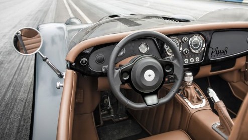 Morgan Motor Company heeft wat te vieren. De fabrikant is namelijk 100 jaar gevestigd aan de Pickerlseigh Road in Malvern Link. Ter ere daarvan komt Morgan met deze Plus8 Speedster.