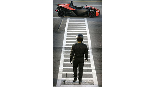 In april krijgt de Ariel Atom er dan echt een concurrent bij. Vanaf die maand start de verkoop van de KTM X-Bow.