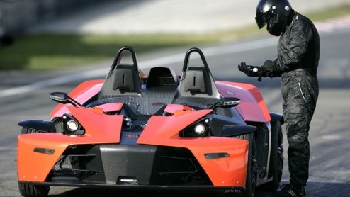 In april krijgt de Ariel Atom er dan echt een concurrent bij. Vanaf die maand start de verkoop van de KTM X-Bow.
