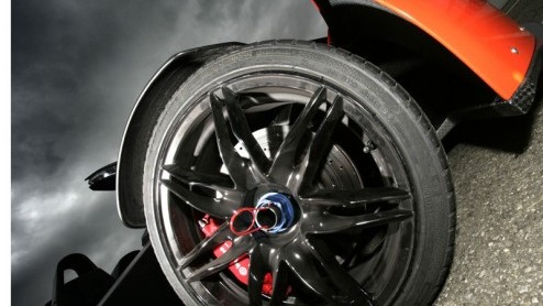 In april krijgt de Ariel Atom er dan echt een concurrent bij. Vanaf die maand start de verkoop van de KTM X-Bow.
