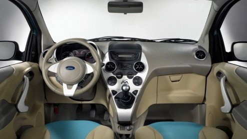 Zagen we eerder al een gelekte foto van de nieuwe Ford Ka verschijnen, nu doet het merk er zelf nog twee fotos bovenop. Deze frisse stedeling staat tijdens de Autosalon van Parijs in oktober te schit