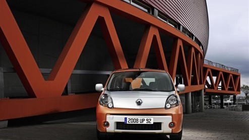 Renault presenteert een bijzondere Kangoo. Hij draagt de naam Kangoo be bop en mist 34 centimeter lengte en 38 centimeter wielbasis. Daar staat wel een groot glazen dak tegenover en een inschuifbare a