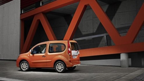 Renault presenteert een bijzondere Kangoo. Hij draagt de naam Kangoo be bop en mist 34 centimeter lengte en 38 centimeter wielbasis. Daar staat wel een groot glazen dak tegenover en een inschuifbare a