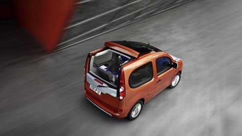 Renault presenteert een bijzondere Kangoo. Hij draagt de naam Kangoo be bop en mist 34 centimeter lengte en 38 centimeter wielbasis. Daar staat wel een groot glazen dak tegenover en een inschuifbare a