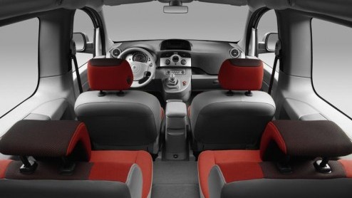 Renault presenteert een bijzondere Kangoo. Hij draagt de naam Kangoo be bop en mist 34 centimeter lengte en 38 centimeter wielbasis. Daar staat wel een groot glazen dak tegenover en een inschuifbare a