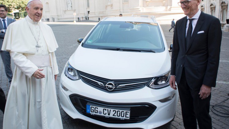 Opel overhandigde aan Paus Franciscus een nieuwe Ampera-e.