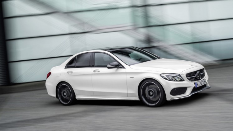 Mercedes C 450 AMG 4Matic is het tweede AMG Sport model in de familie. Prijzen beginnen bij 72.695 voor de 367 pk sterke Limousine.
