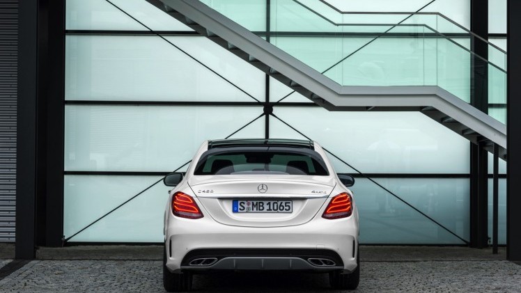 Mercedes C 450 AMG 4Matic is het tweede AMG Sport model in de familie. Prijzen beginnen bij 72.695 voor de 367 pk sterke Limousine.