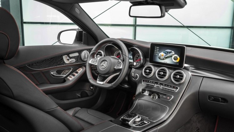 Mercedes C 450 AMG 4Matic is het tweede AMG Sport model in de familie. Prijzen beginnen bij 72.695 voor de 367 pk sterke Limousine.